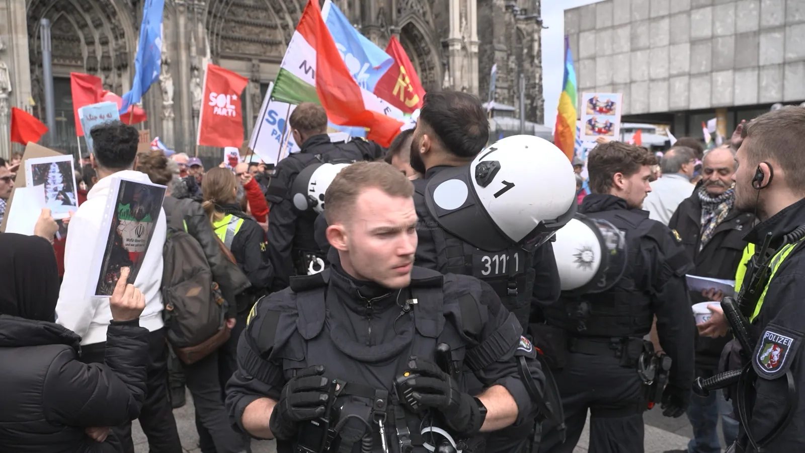 Polizei bei Ostermarsch-Demonstration in Köln am Roncalliplatz