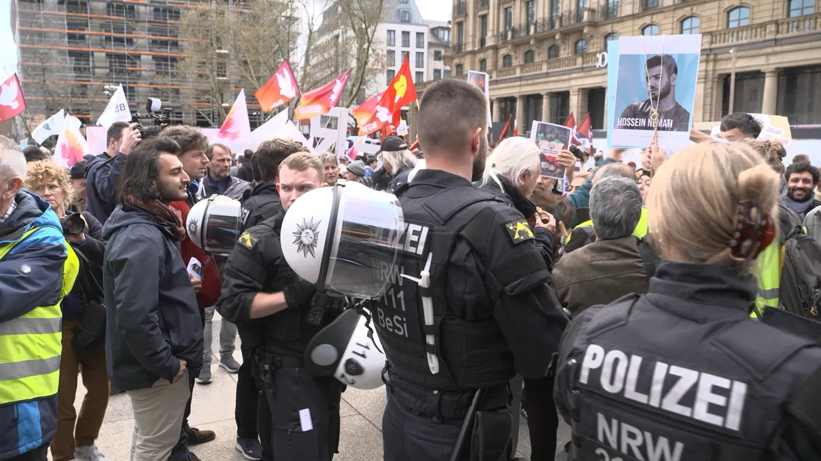 Polizeipräsenz beim Ostermarsch am Roncalliplatz in Köln