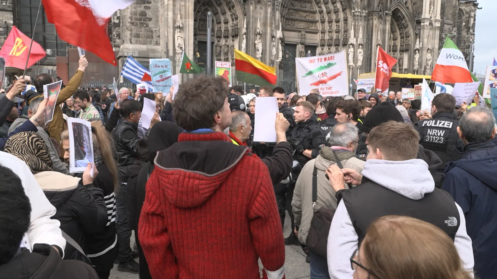 Teilnehmer beim Ostermarsch vor dem Kölner Dom
