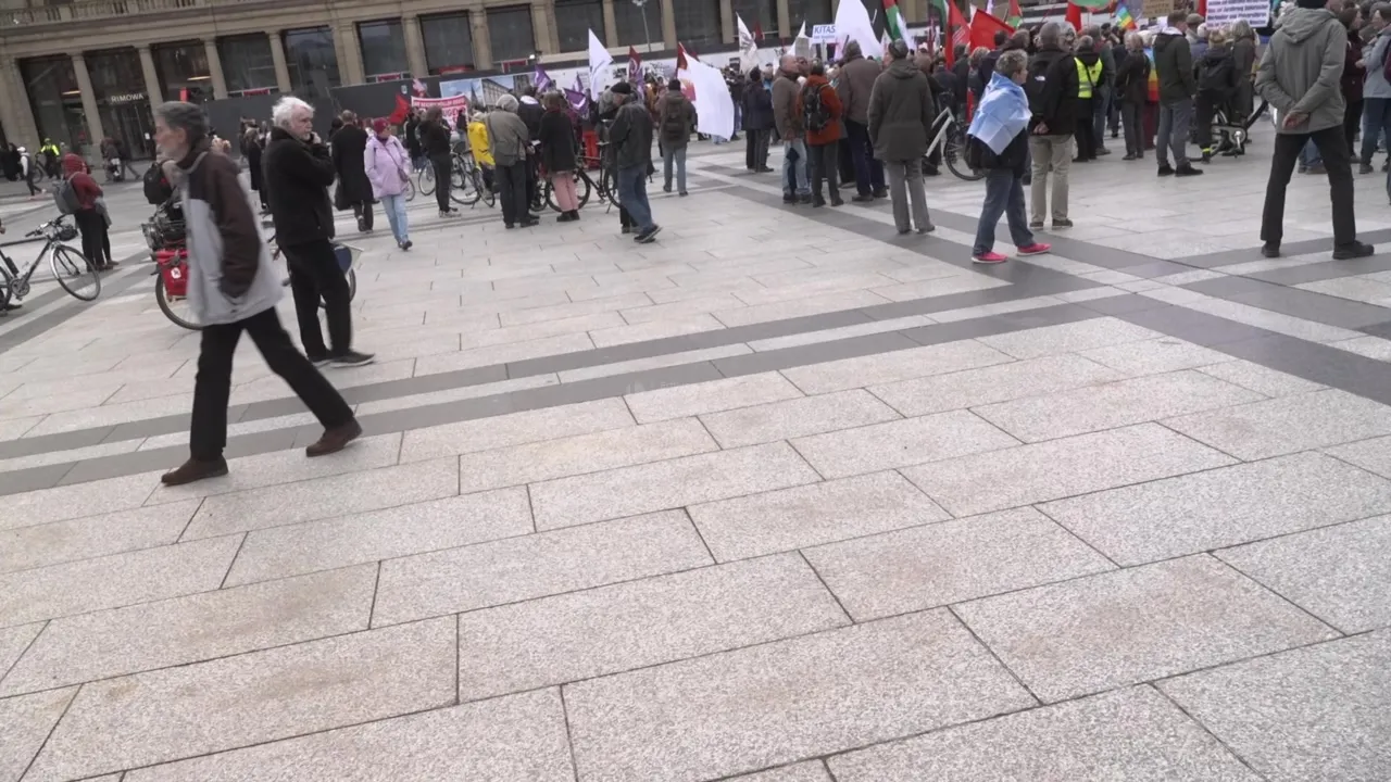 Ostermarsch mit rund 1.000 Teilnehmern am Roncalliplatz in Köln