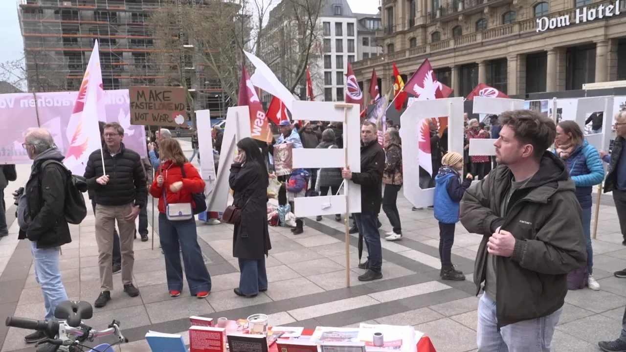 Demonstration beim Ostermarsch auf dem Roncalliplatz in Köln