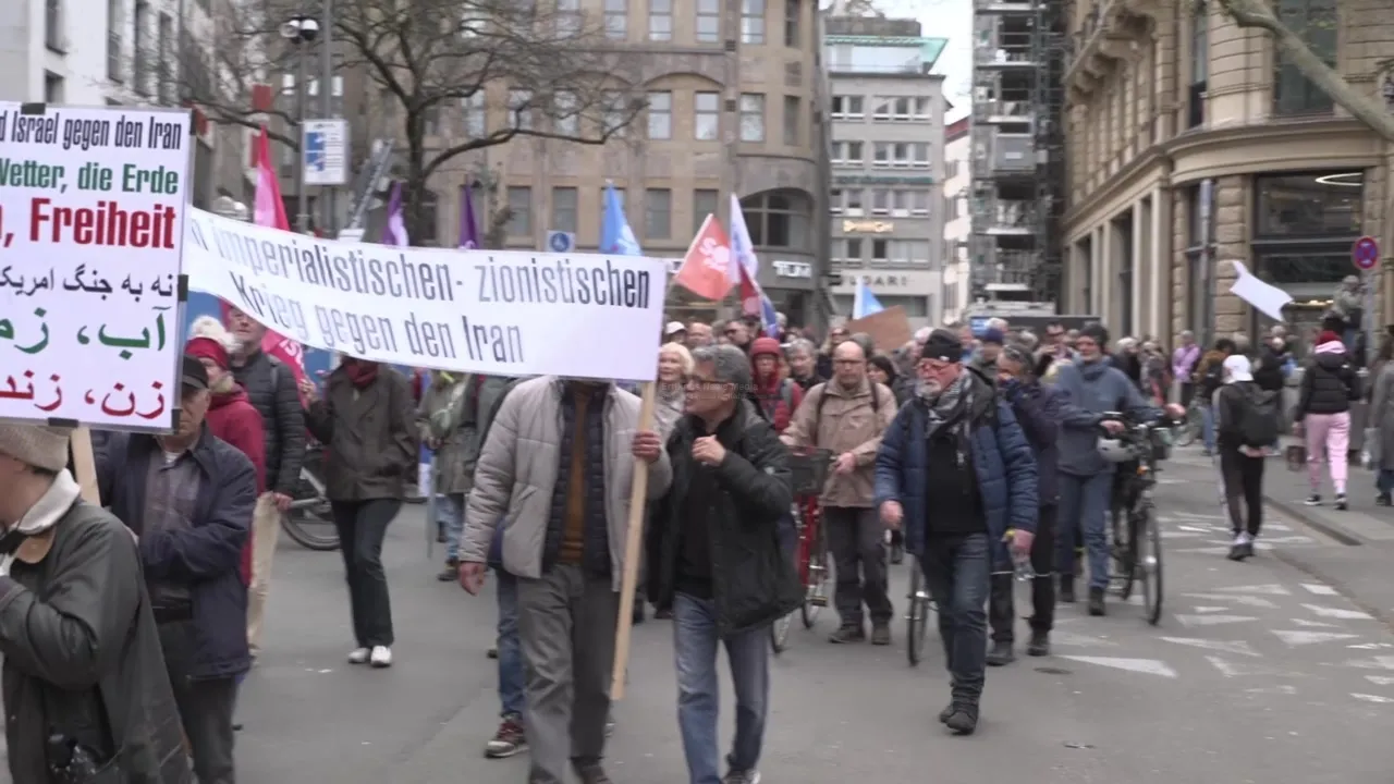 Demonstranten beim Ostermarsch auf dem Roncalliplatz in Köln