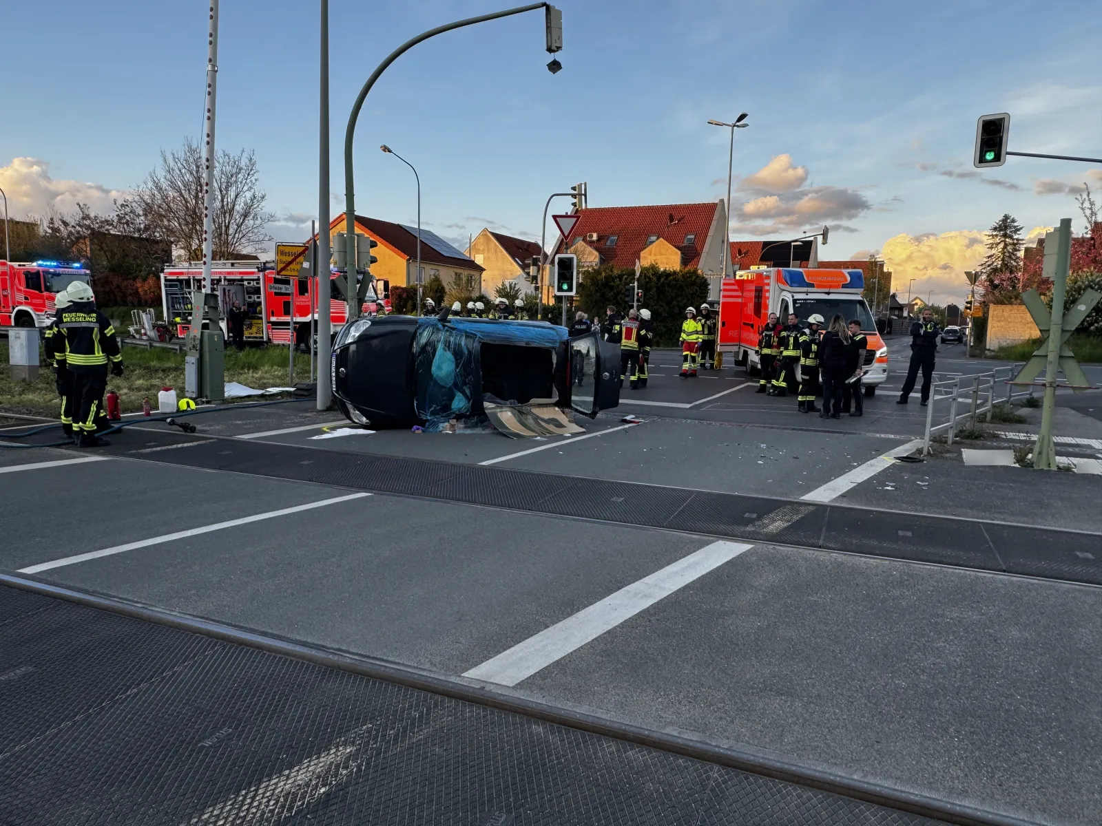 Alleinunfall mit umgekipptem VW Golf an Kreuzung in Wesseling