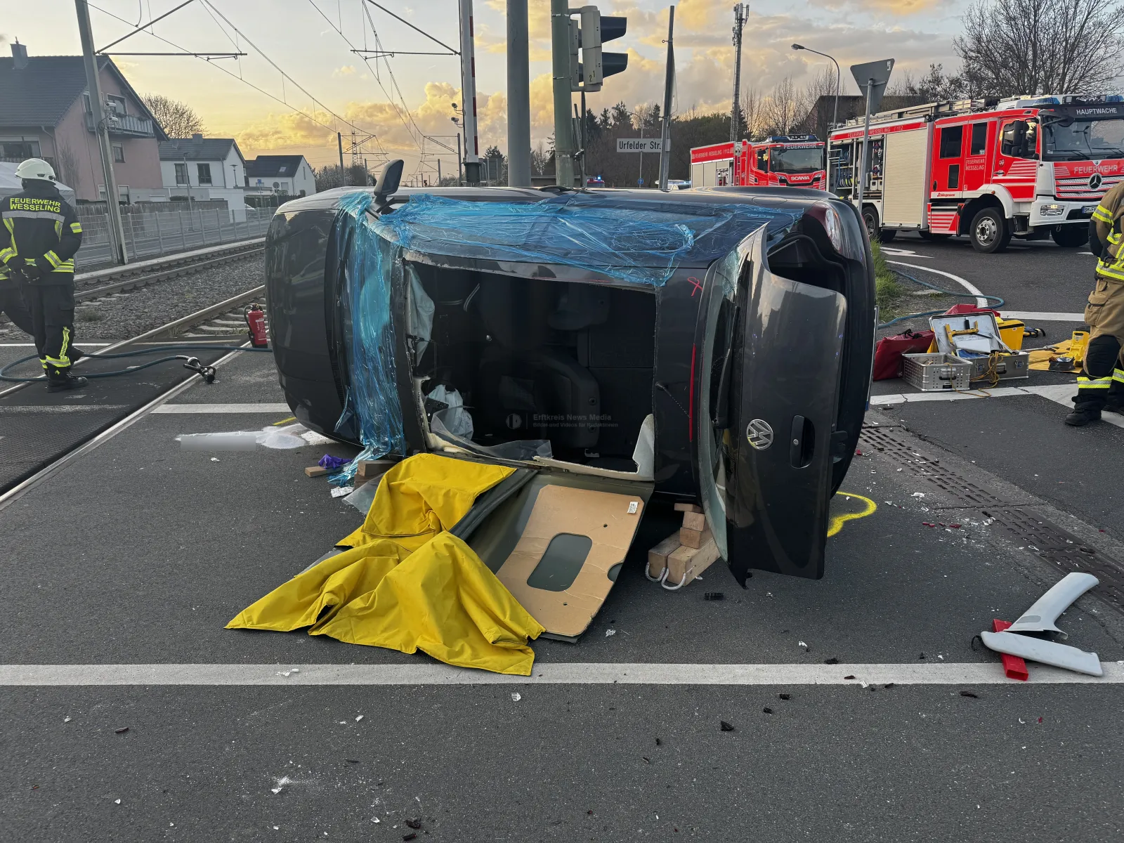 Umgekippter VW Golf nach Unfall in Wesseling