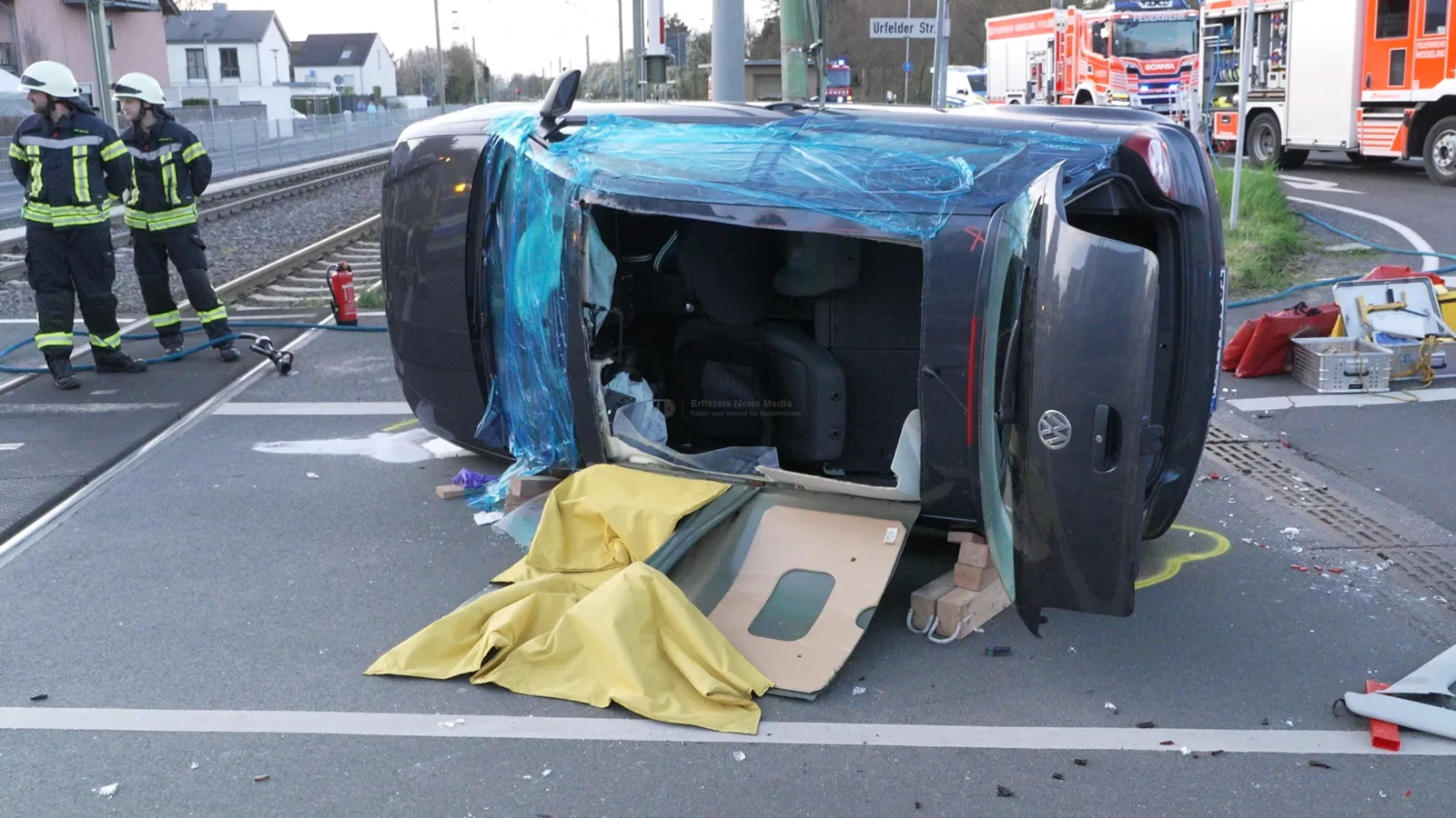 Umgekippter VW Golf nach Alleinunfall in Wesseling