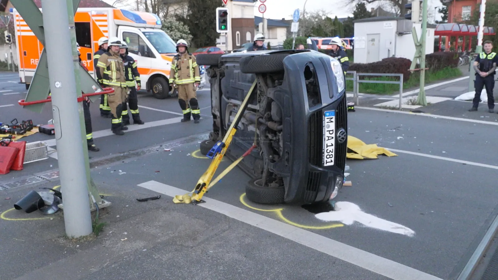 Umgekippter VW Golf bei Verkehrsunfall in Wesseling