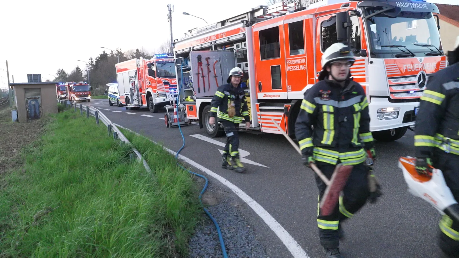 Einsatz der Feuerwehr nach schwerem Verkehrsunfall in Wesseling
