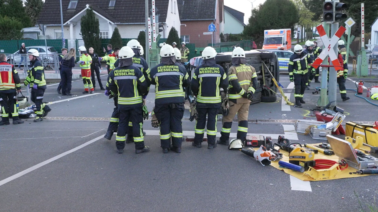 Alleinunfall in Wesseling – Zwei Schwerverletzte nach VW Golf-