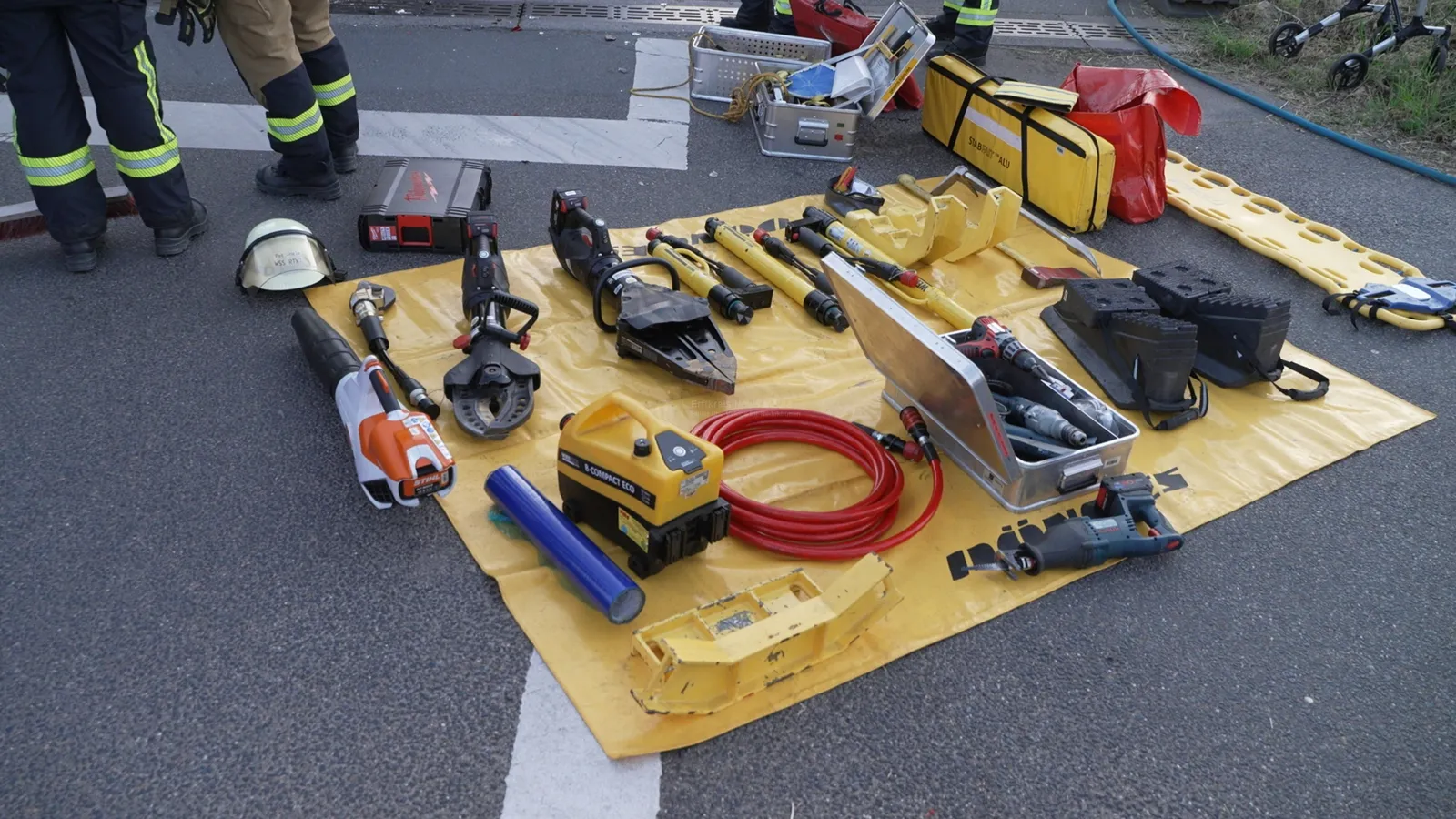 Alleinunfall in Wesseling – Zwei Schwerverletzte nach VW Golf-