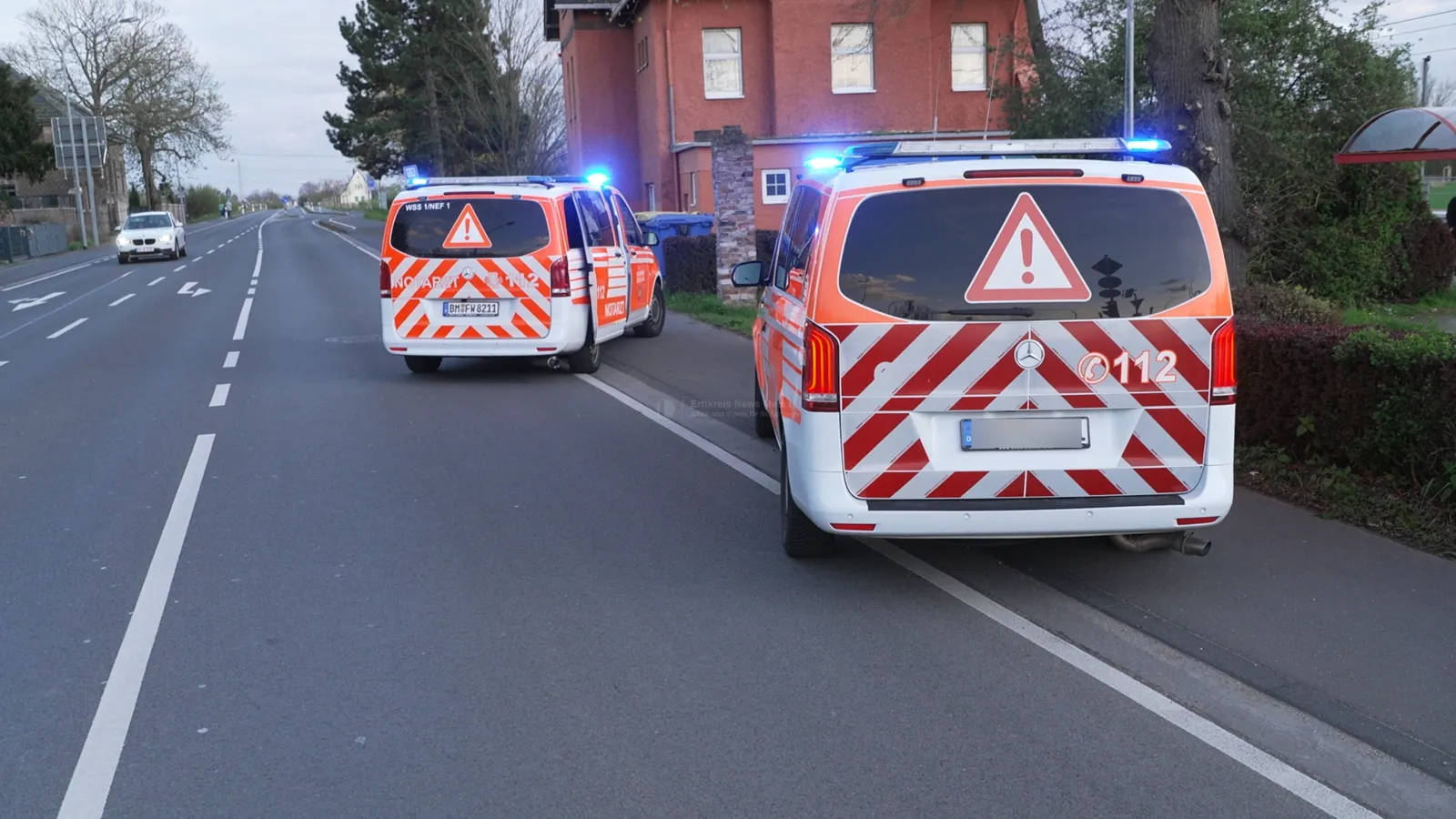 Alleinunfall in Wesseling – Zwei Schwerverletzte nach VW Golf-