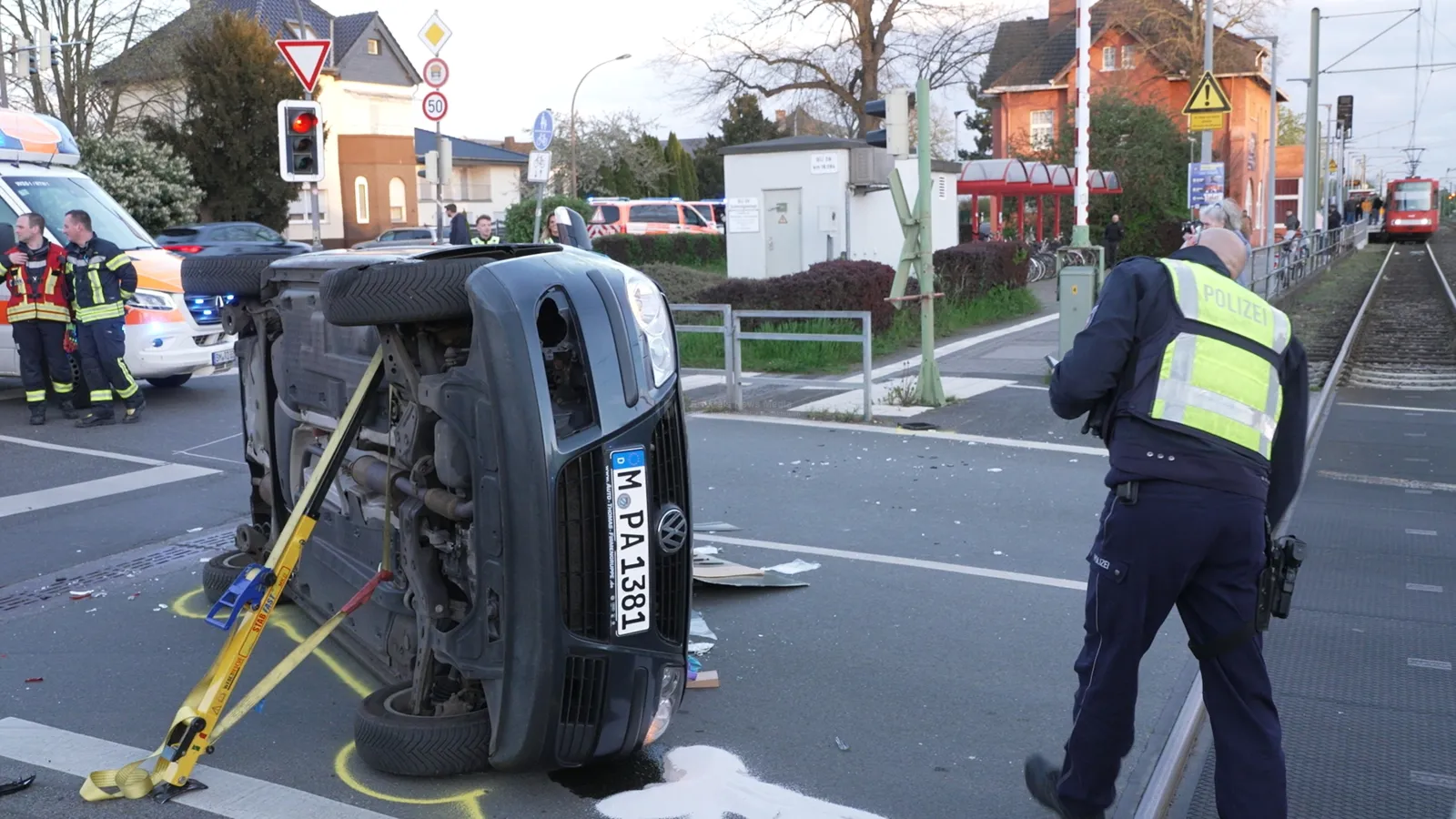 Alleinunfall in Wesseling – Zwei Schwerverletzte nach VW Golf-