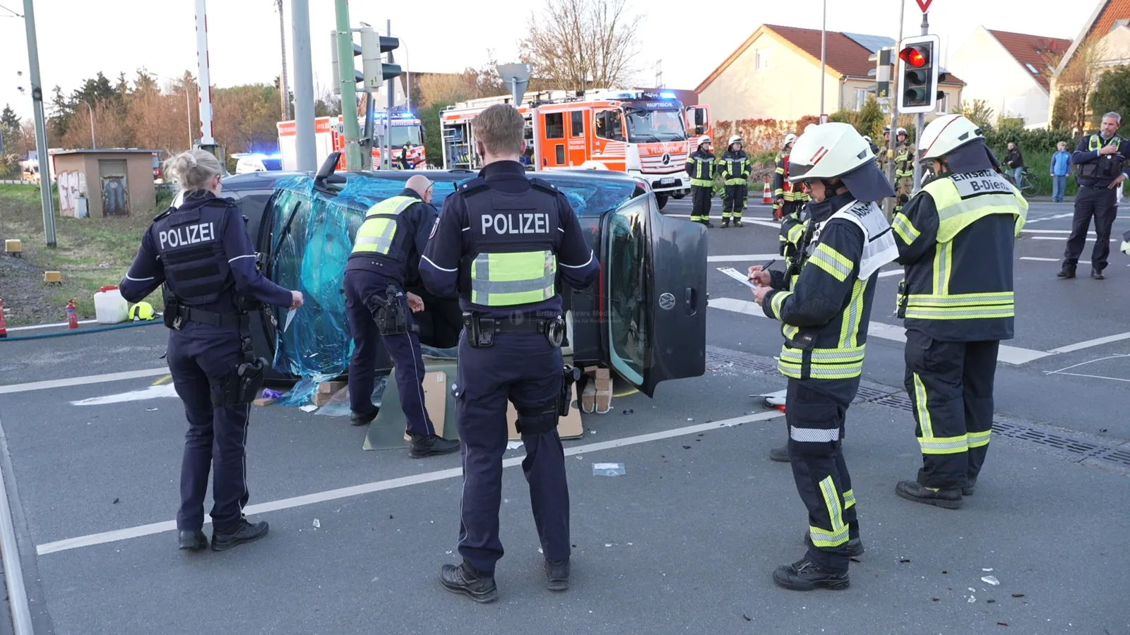 Alleinunfall in Wesseling – Zwei Schwerverletzte nach VW Golf-