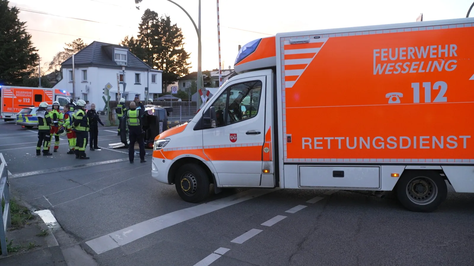 Alleinunfall in Wesseling – Zwei Schwerverletzte nach VW Golf-