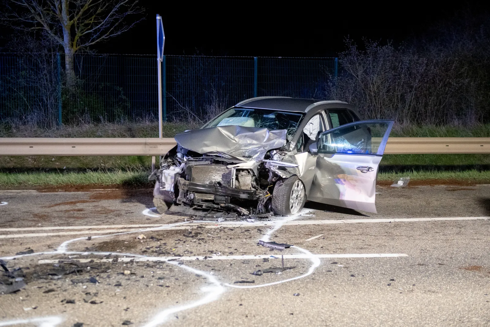 Schwer beschädigtes Fahrzeug nach Unfall auf der B256 in Erftstadt-Lechenich