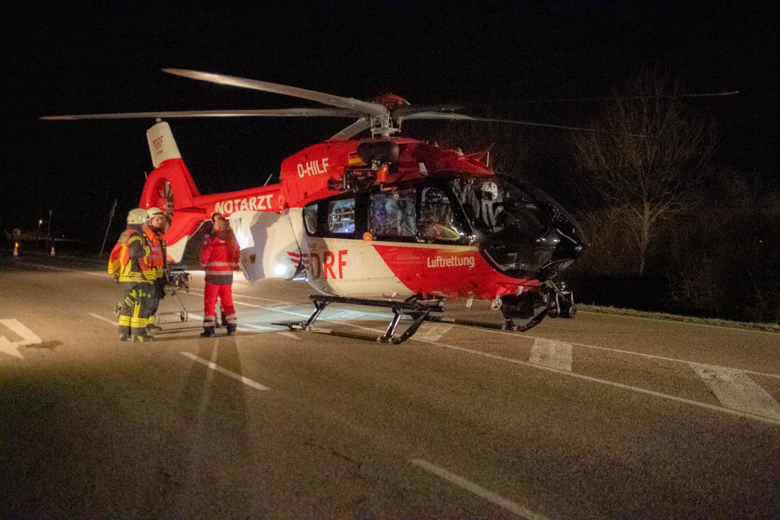 Rettungshubschrauber bei schwerem Unfall auf der B256 in Erftstadt-Lechenich