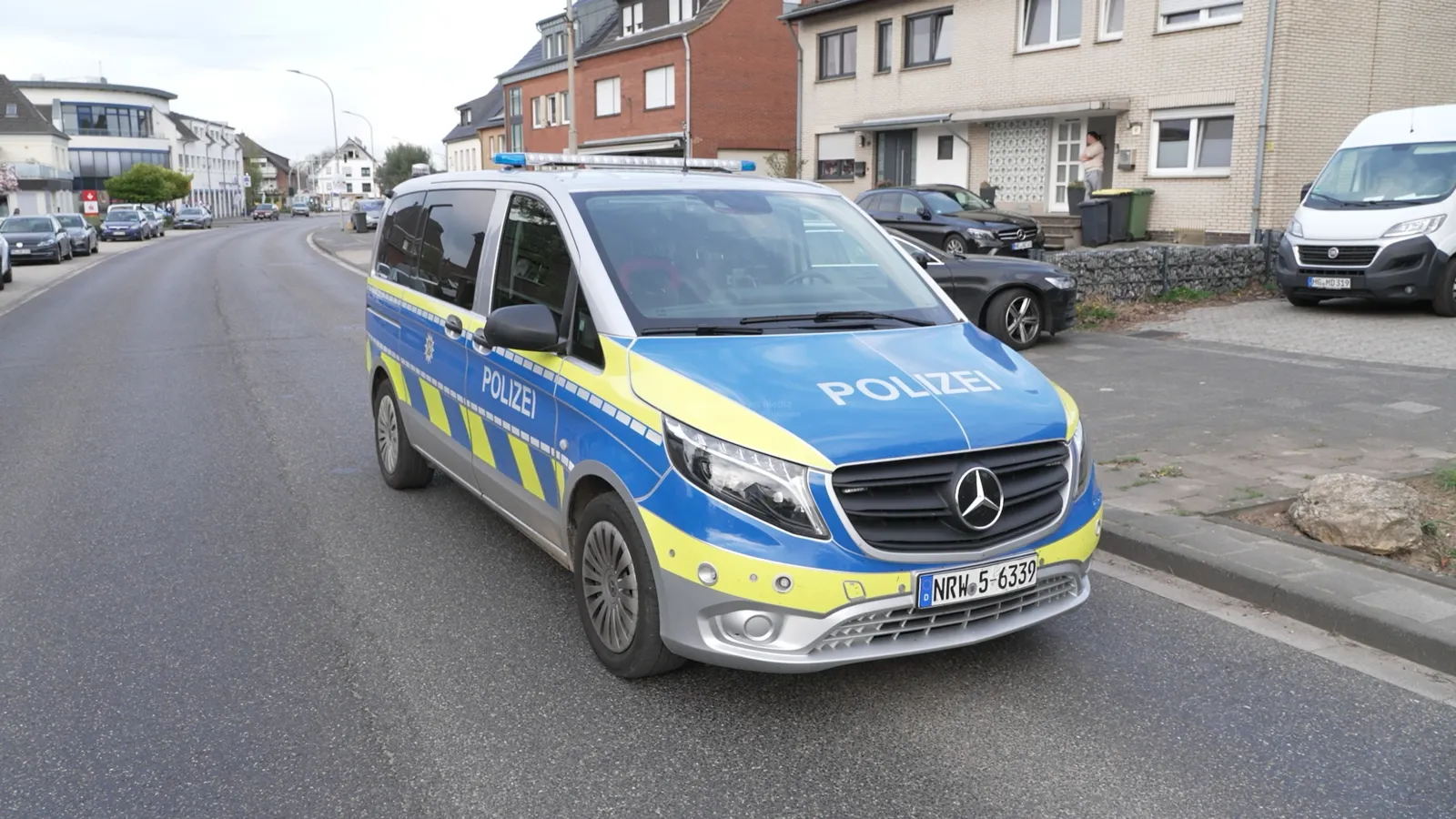 Polizeifahrzeug vor Wohnhäusern in Rommerskirchen