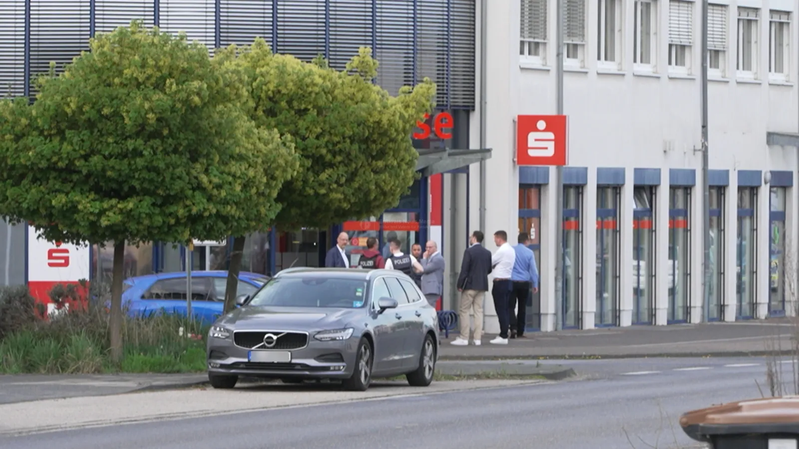 Polizeieinsatz an Sparkassenfiliale in Rommerskirchen