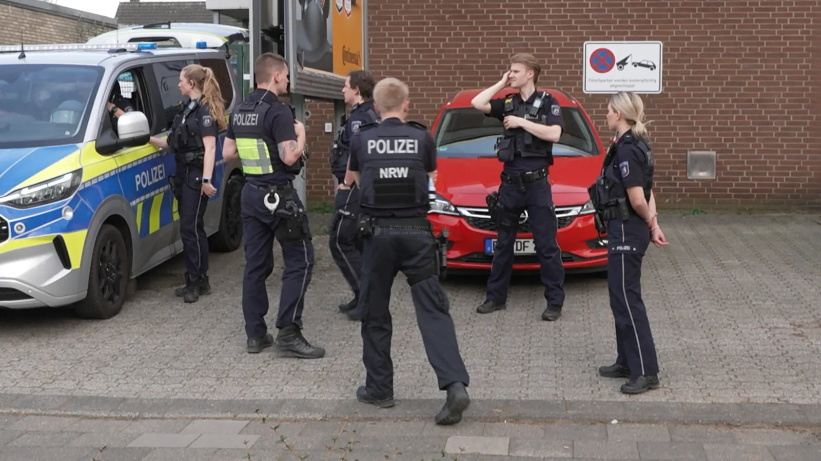 Polizeieinsatz vor Sparkasse in Rommerskirchen