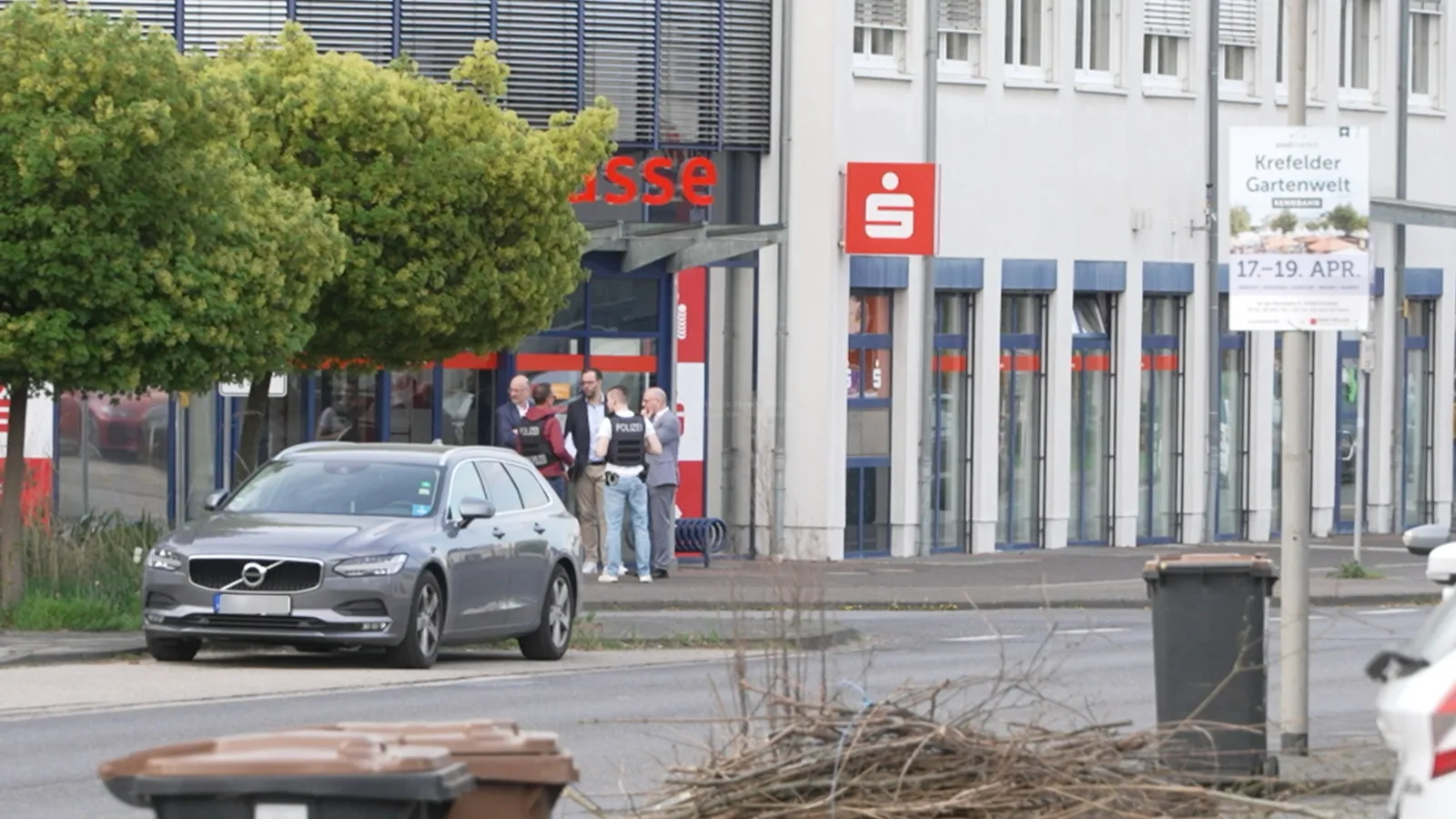 Polizeieinsatz vor Sparkasse in Rommerskirchen