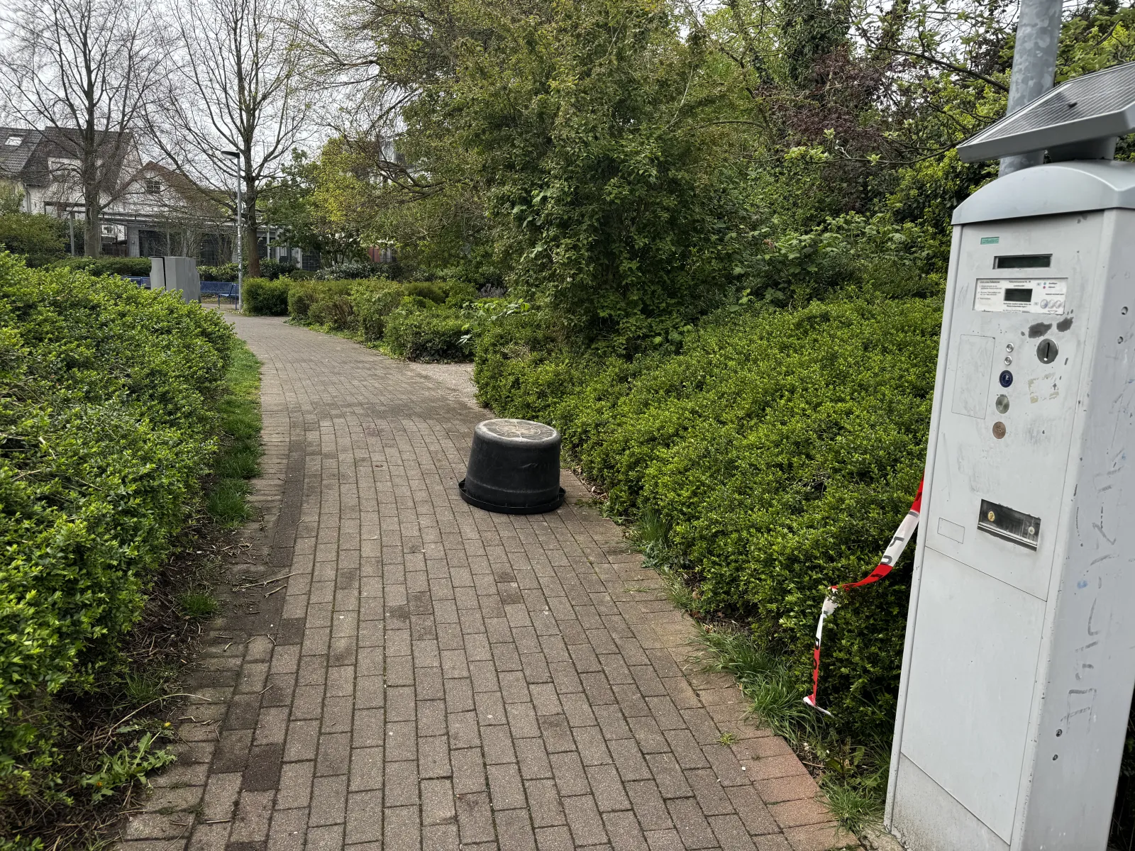 Weg im Stadtpark Pulheim mit Polizeiband