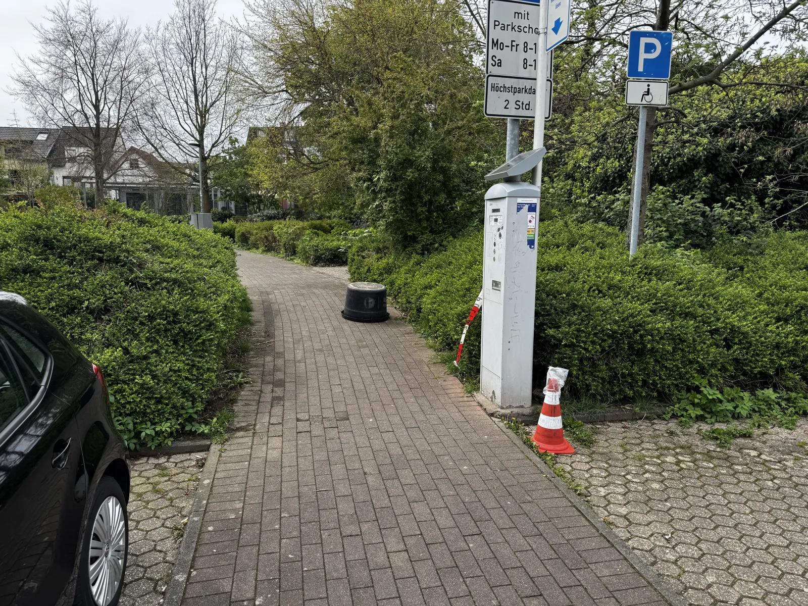 Weg im Stadtpark Pulheim mit Parkscheinautomat