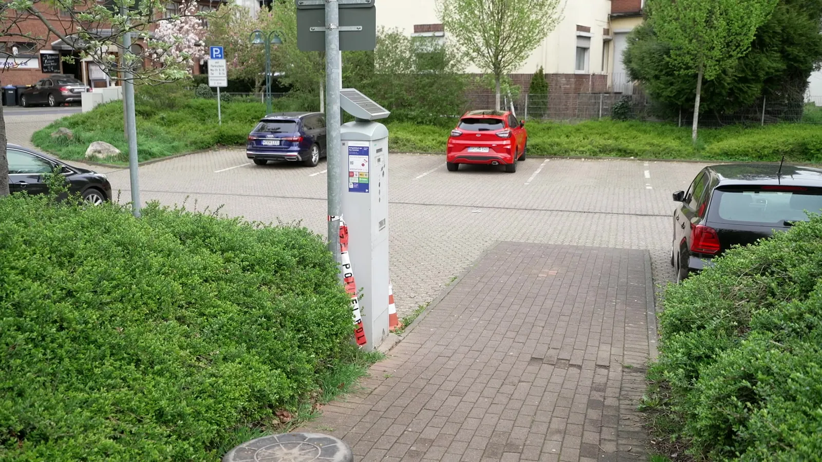 Parkplatz mit Polizeisperrband in Pulheim