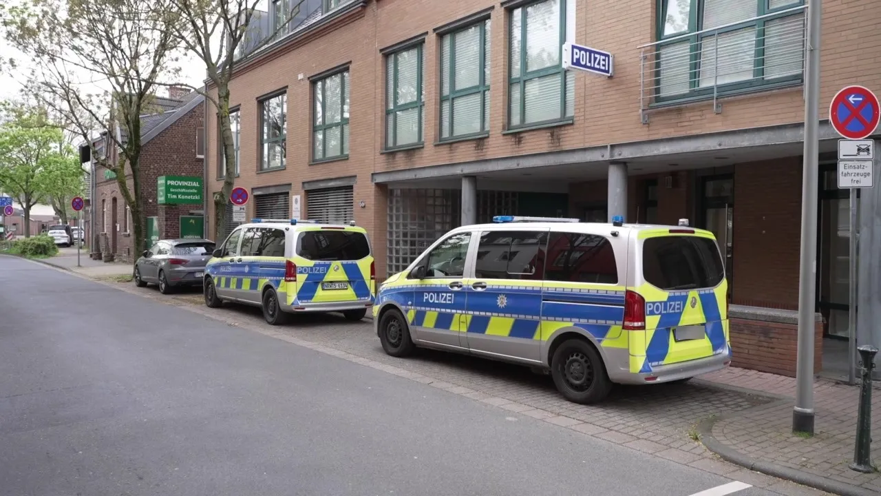 Polizeifahrzeuge vor Polizeiwache in Pulheim