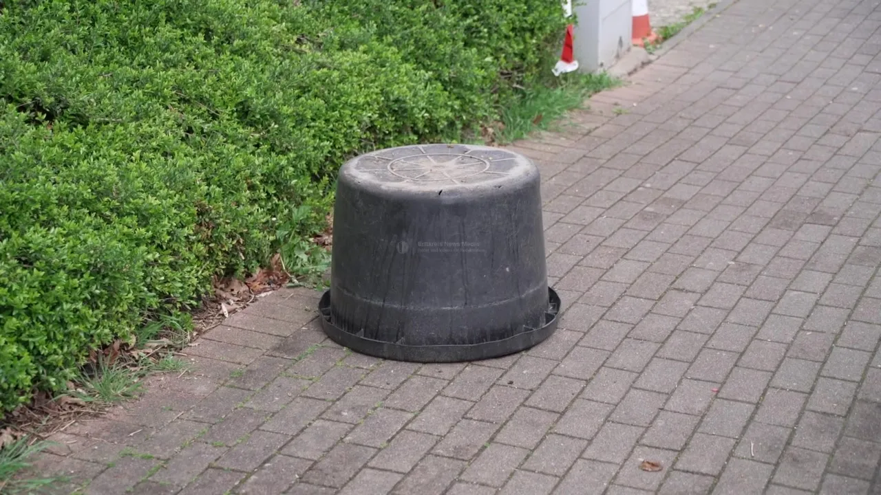 Umgedrehter Blumentopf auf Gehweg in Pulheim