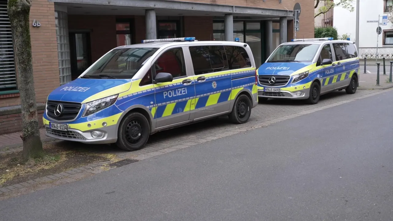 Polizeifahrzeuge in der Johannisstraße in Pulheim