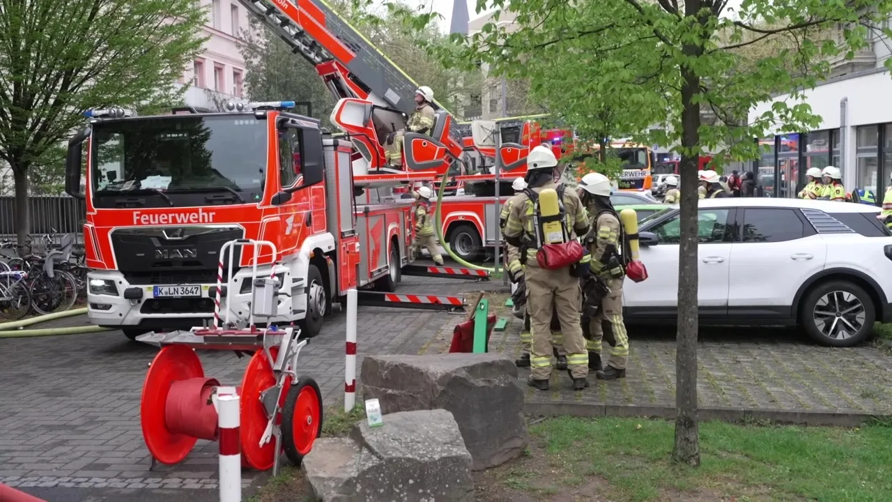 Feuerwehreinsatz bei Wohnungsbrand in Köln