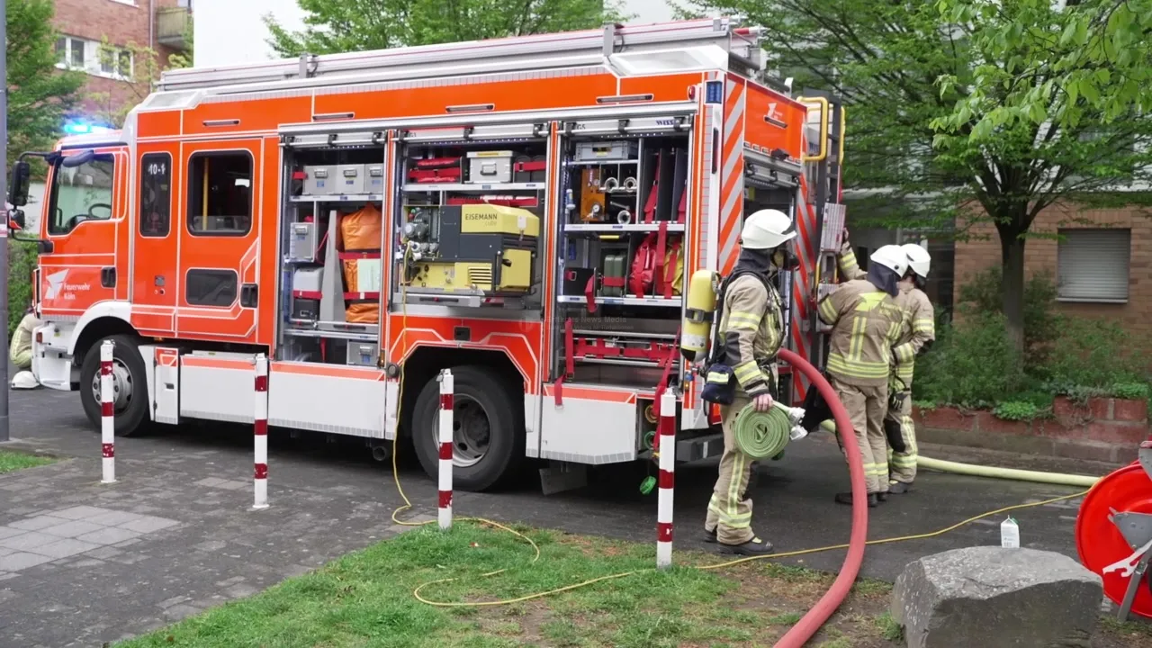 Feuerwehr Köln bei Brand in Maisonettewohnung