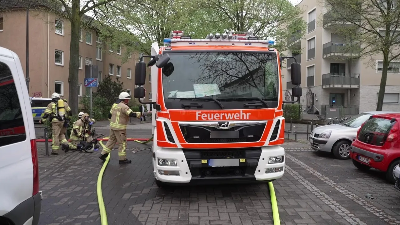 Feuerwehrfahrzeug vor Wohnhaus in Köln