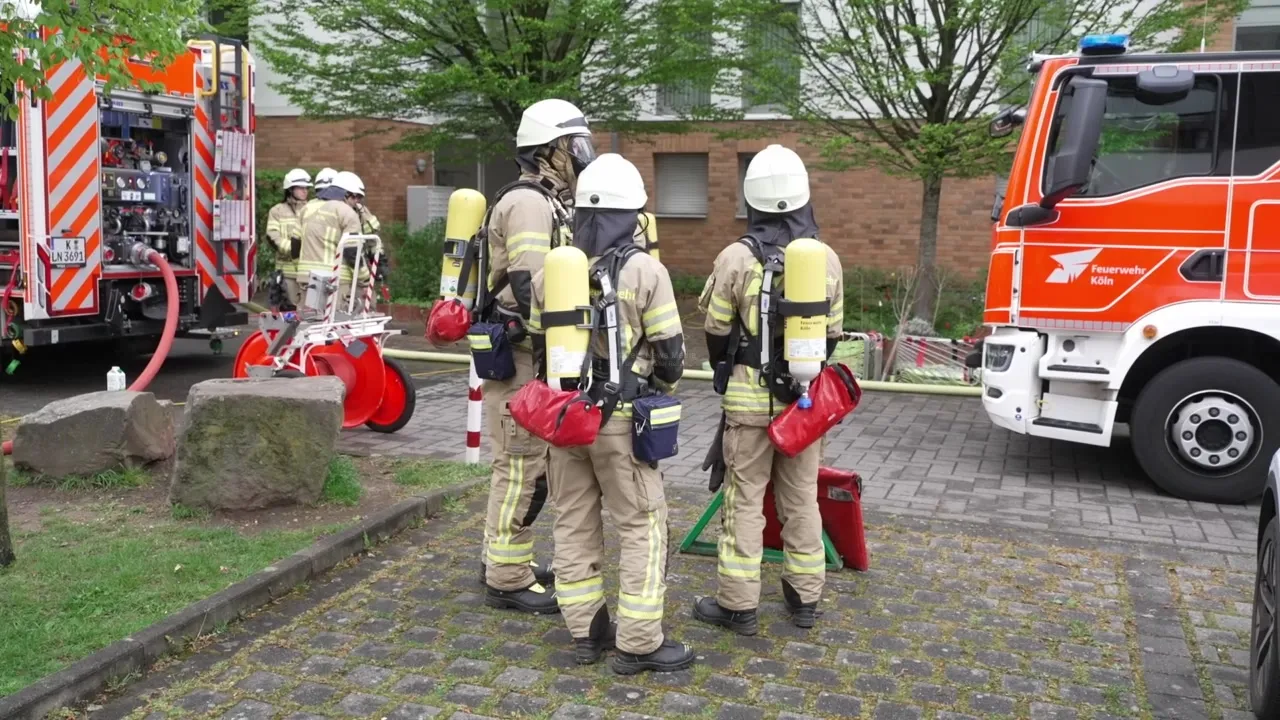 Feuerwehr Köln bei Brand in Maisonettewohnung