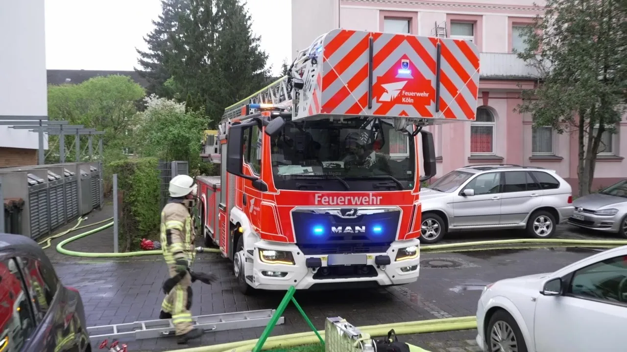 Feuerwehrfahrzeug im Einsatz in Köln