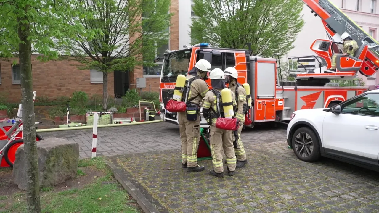 Feuerwehrkräfte bei Brandbekämpfung in Wohngebiet in Köln