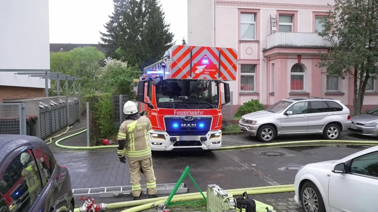 Feuerwehr Köln löscht Brand in Maisonettewohnung