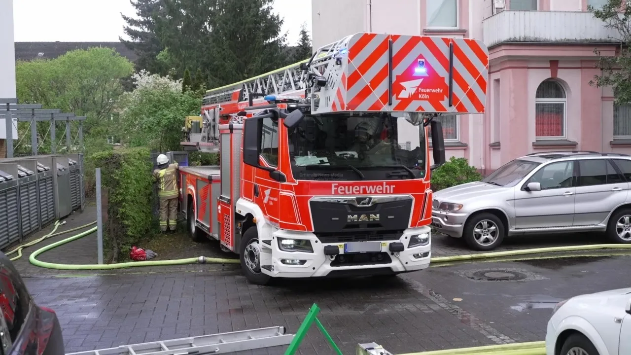 Drehleiter der Feuerwehr Köln bei einem Wohnungsbrand
