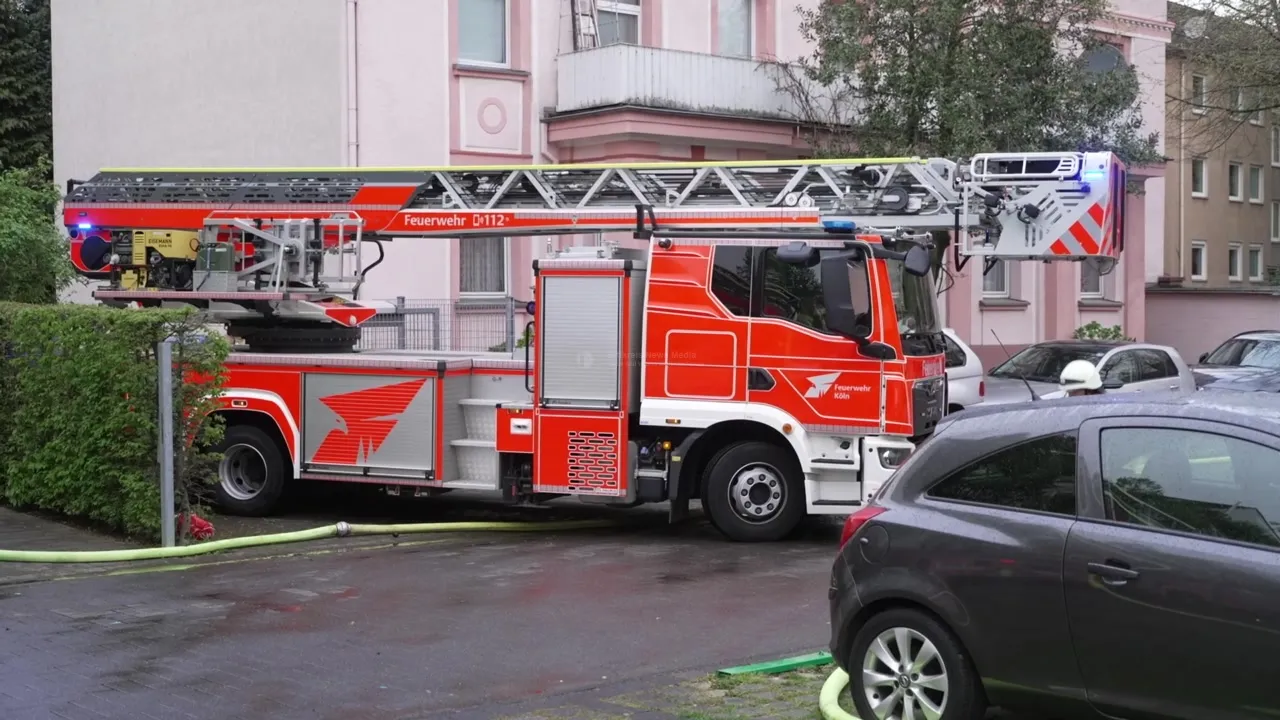 Feuerwehrfahrzeug bei Brand in Kölner Wohngebiet