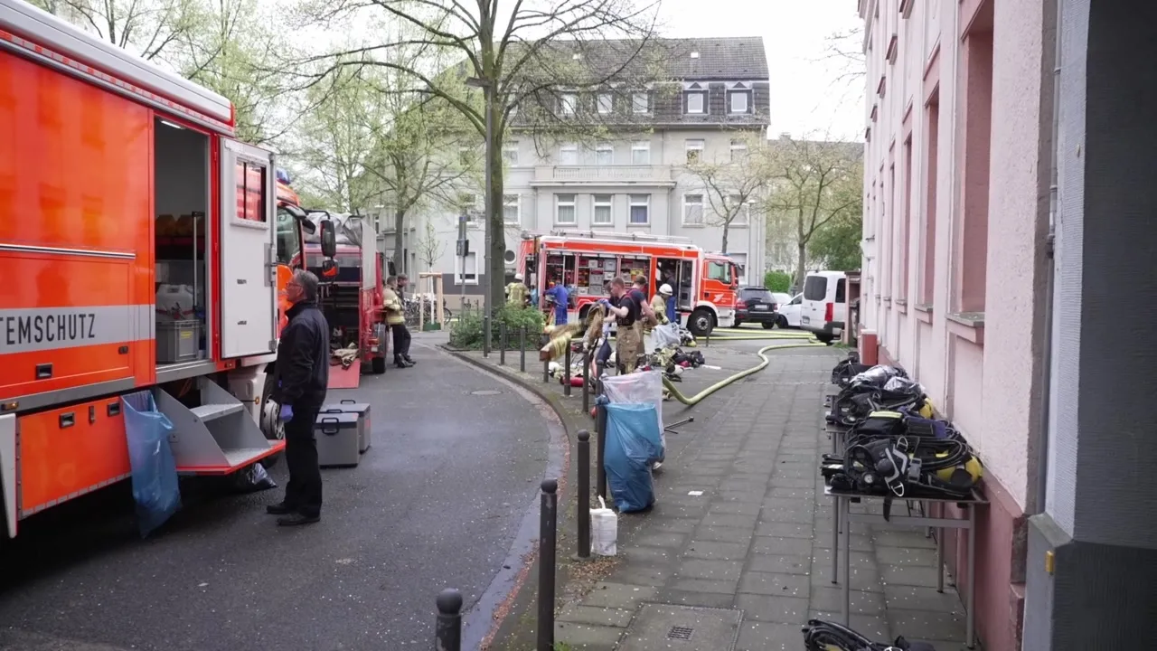 Feuerwehreinsatz bei Brand in Maisonettewohnung in Köln