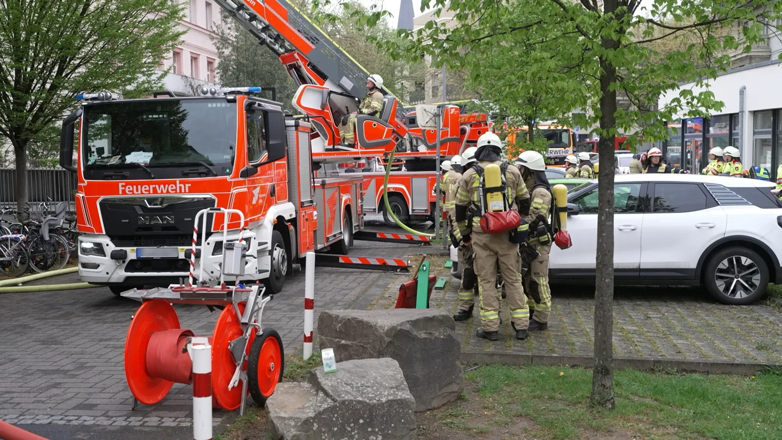 Feuerwehreinsatz bei Brand in Kölner Wohnhaus