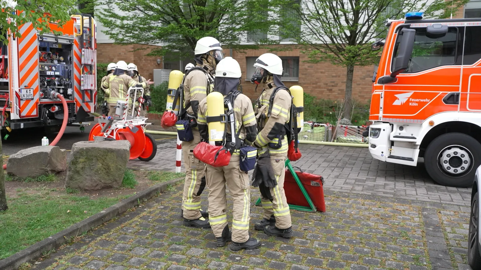 Feuerwehr Köln im Einsatz bei Brand in Wohnung