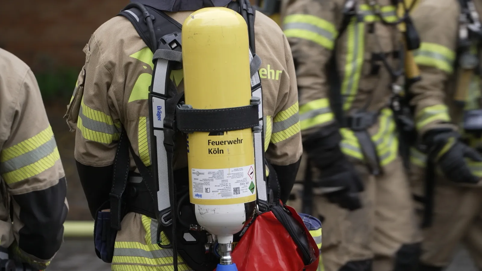 Feuerwehr Köln bei einem Einsatz in der Martha-Mense-Straße