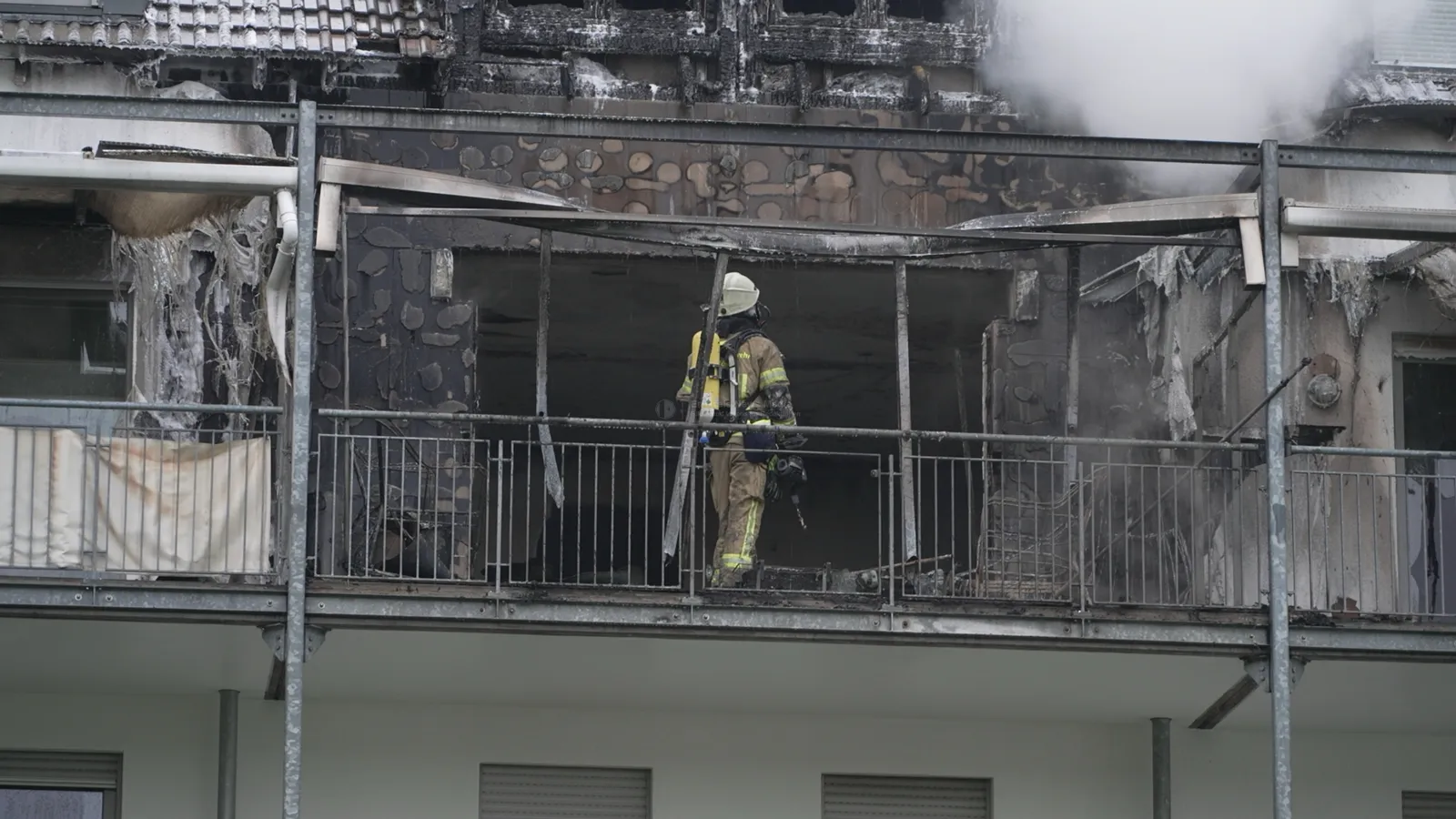 Feuerwehrleute bei Brand in Maisonettewohnung in Köln