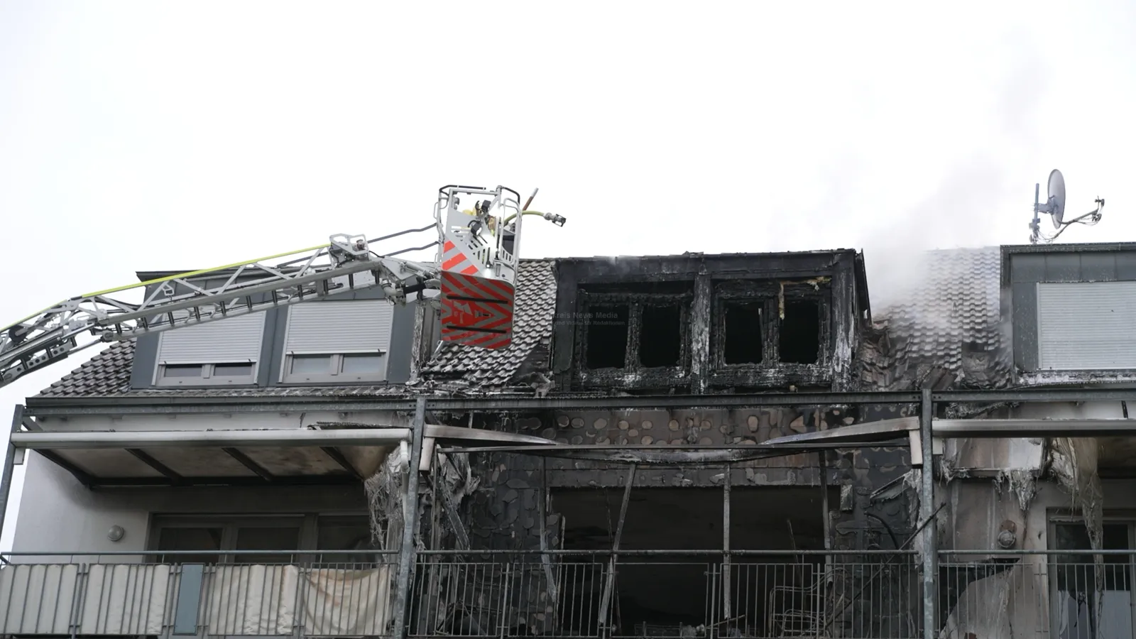 Einsatz der Feuerwehr bei Brand in Maisonettewohnung in Köln