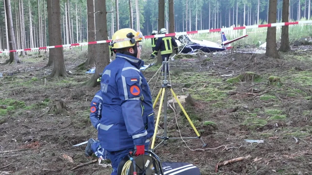 Einsatzkräfte an der Absturzstelle eines Kleinflugzeugs im Waldgebiet