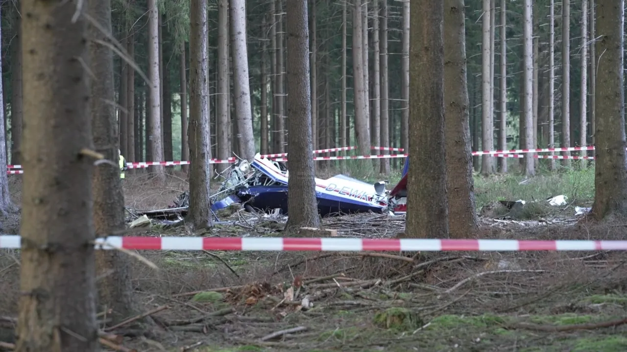 Trümmer eines Kleinflugzeugs im Wald bei Hürtgenwald