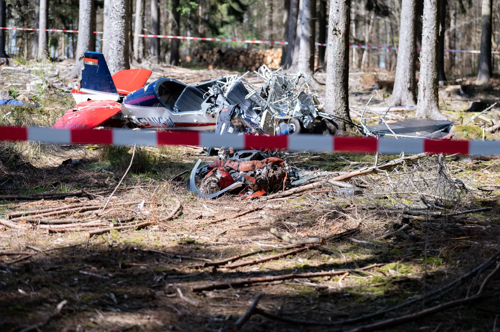 Trümmer eines abgestürzten Kleinflugzeugs im Wald