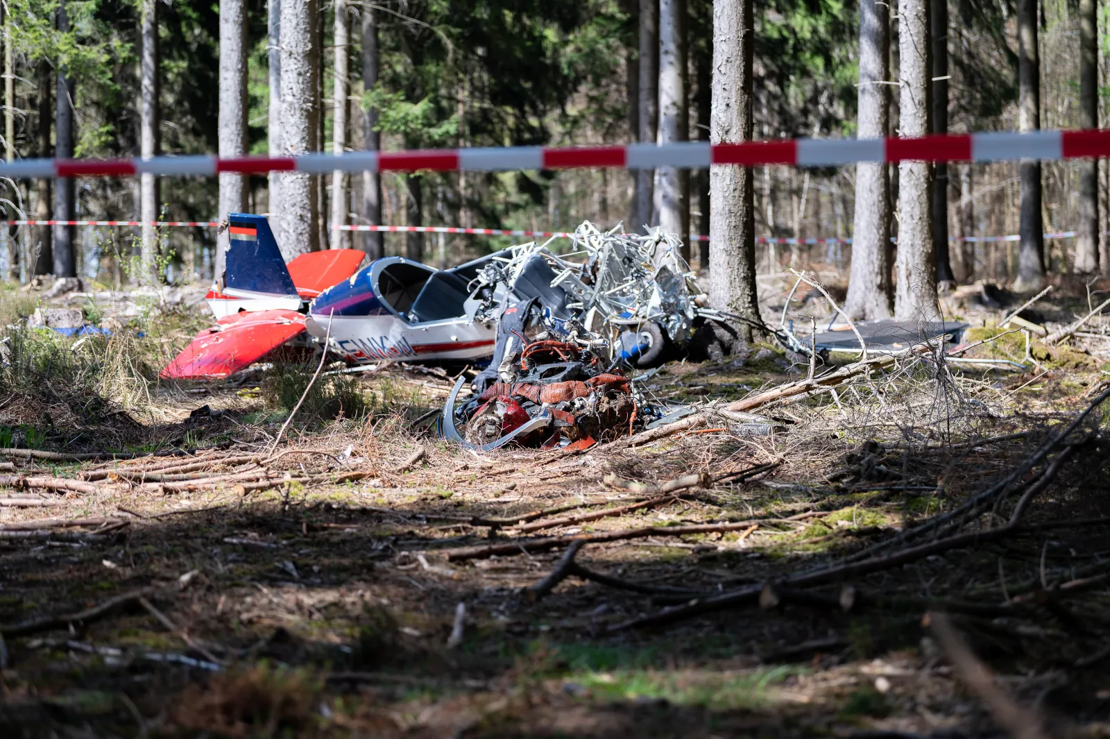 Trümmer eines abgestürzten Kleinflugzeugs im Wald bei Hürtgenwald