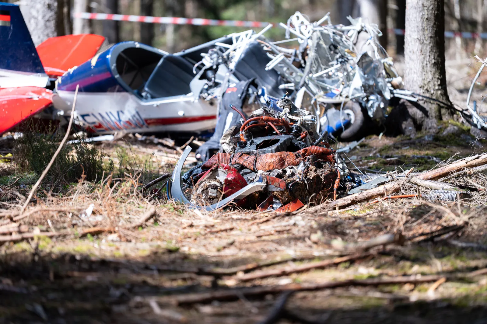 Kleinflugzeugwrack im Hürtgenwald nach Absturz