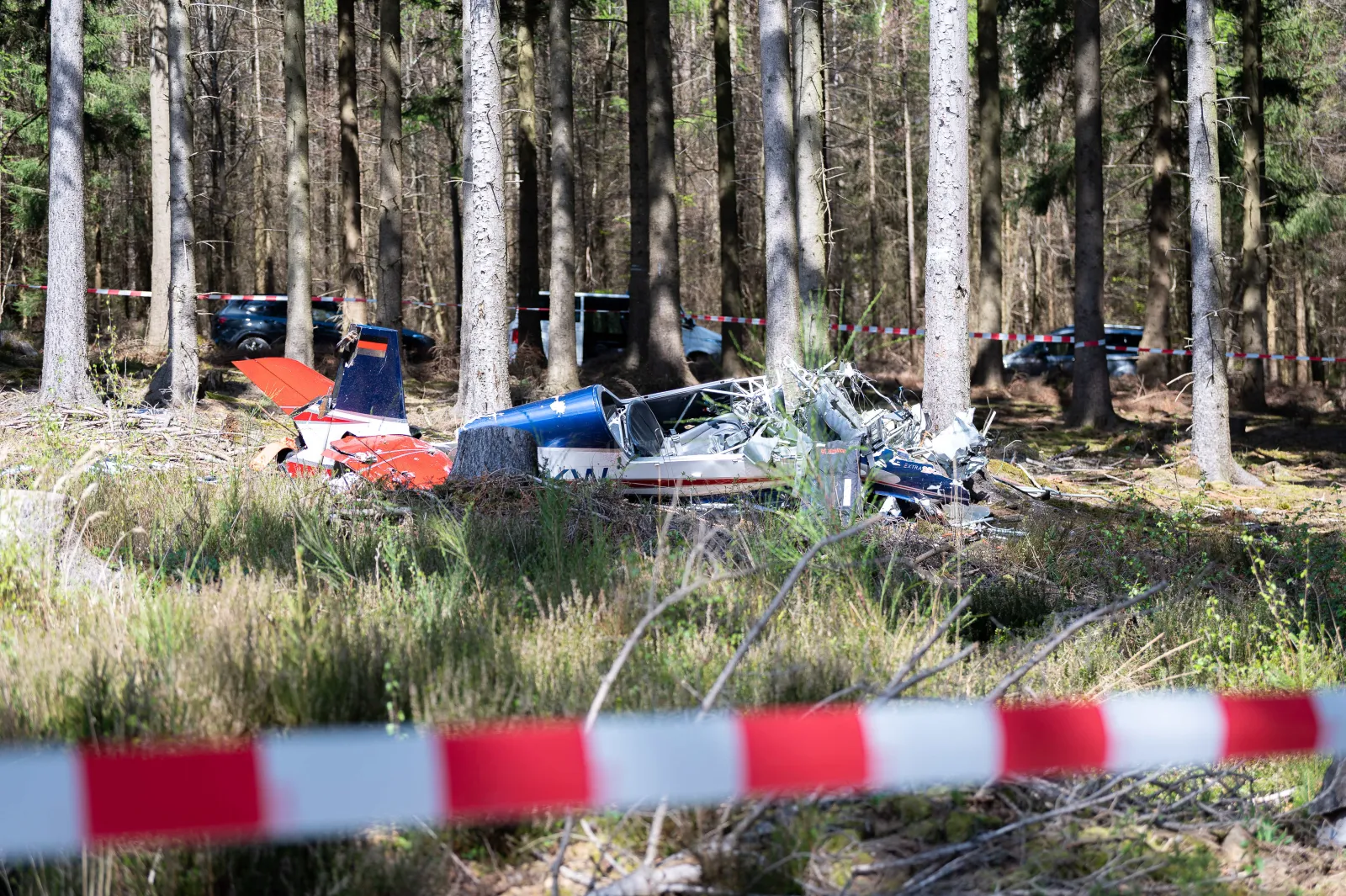 Wrack eines abgestürzten Kleinflugzeugs im Wald bei Hürtgenwald